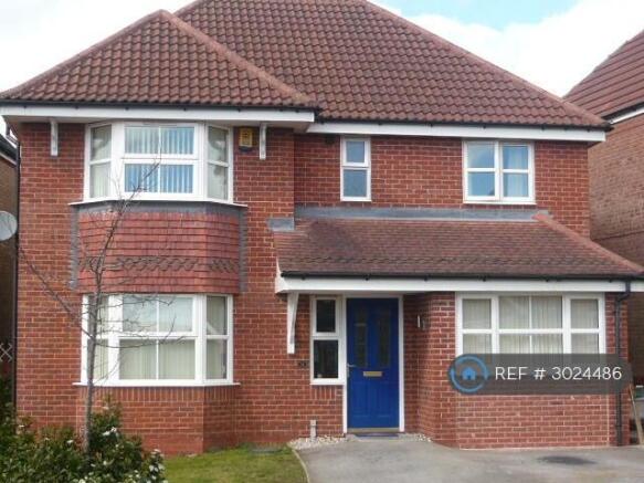 Big Detached, Private Parking, Nice Garden, Shed