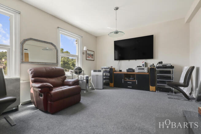 3 Bedroom split-level flat for Sale