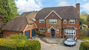 Queensgate, Northfield Avenue, Lower Shiplake, Henley-on-thames RG9 3PB