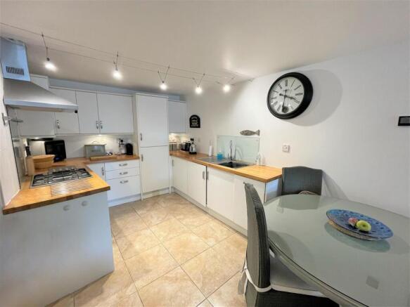 Kitchen 2.JPG