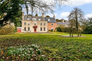Hinton House, Croughton Road, Brackley NN13 5NF