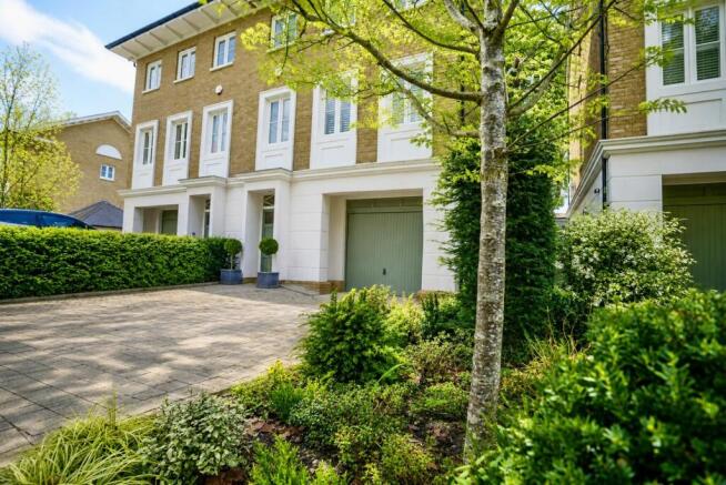 Stunning Three Bedroom Town House - Alderley Park