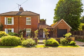 1, Rose Cottages, Horsham Road, Guildford GU4 8DQ