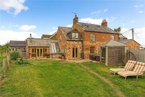 2, Rose Cottages, The Green, Aylesbury HP18 9NZ