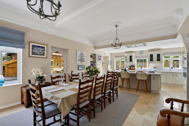 Dining area to kitchen