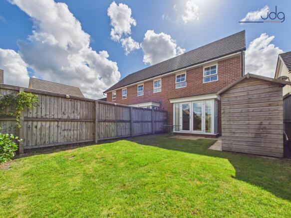 Private, Enclosed Garden with Patio & Lawn