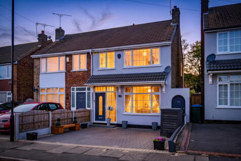 Orion Crescent, CV2 - Stunning Throughout - Fabulous Extended Kitchen