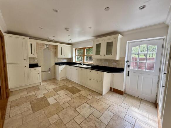 Kitchen/Breaklfast Room: