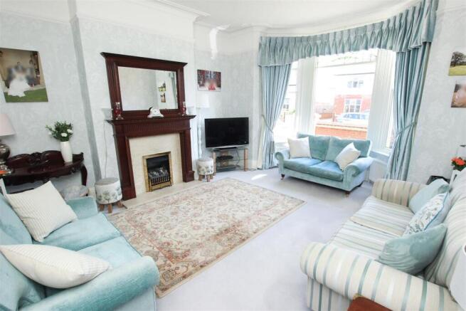 FRONT FACING LOUNGE