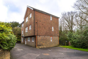 5, The Glade, Mutton Hall Hill, Heathfield TN21 8FD