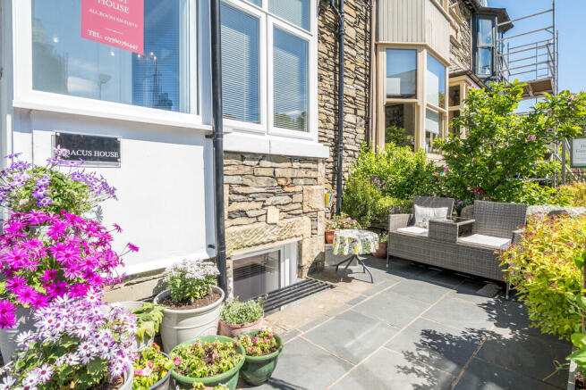 Front Garden/seat...
