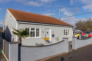 32, Colne Way, Point Clear Bay, Clacton-on-sea CO16 8LL