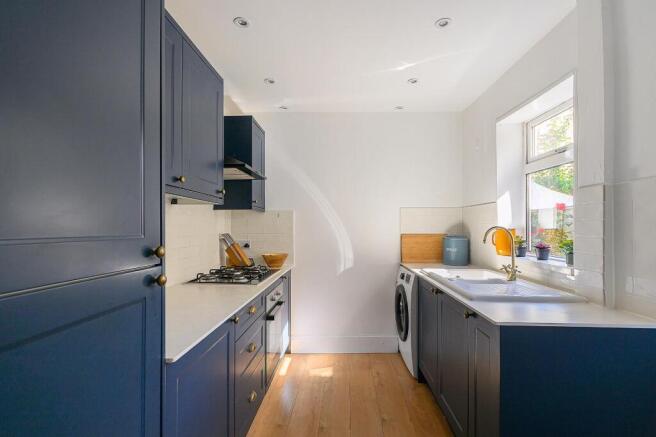 2E6SSV - Kitchen C.jpg