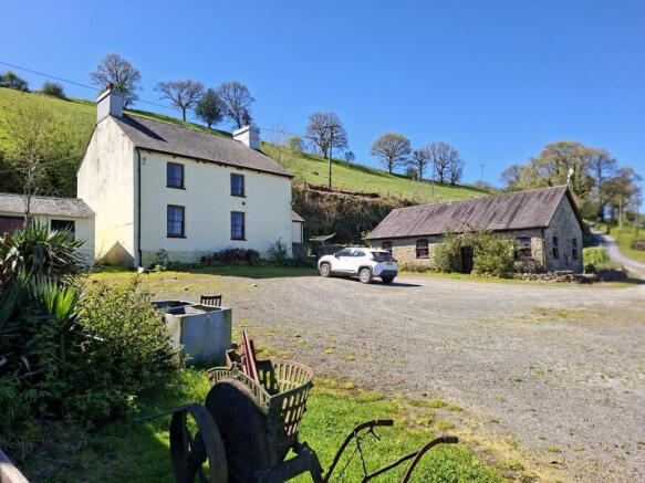132 Acre Farm with 2 Cottages