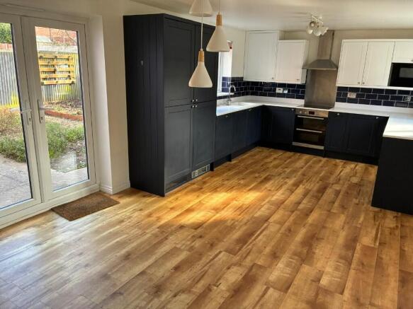 KITCHEN/DINING ROOM
