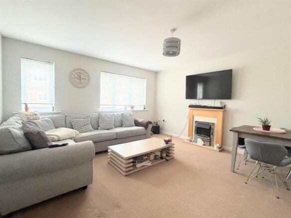 lounge/dining room