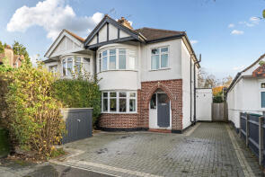 25, Hollies Avenue, West Byfleet KT14 6AJ