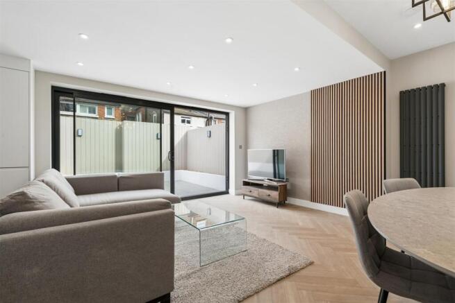 Flat 1, 20 Hoyle Road, London, SW17 0RS reception