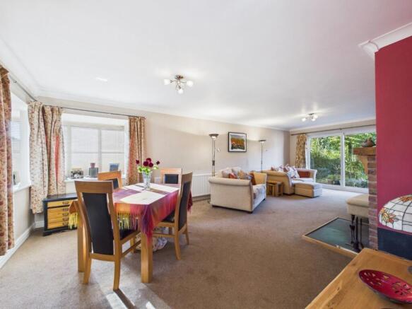 Lounge/Dining Area