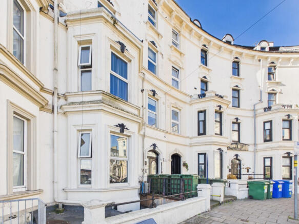 Two bedroom second floor flat - For sale by aucti