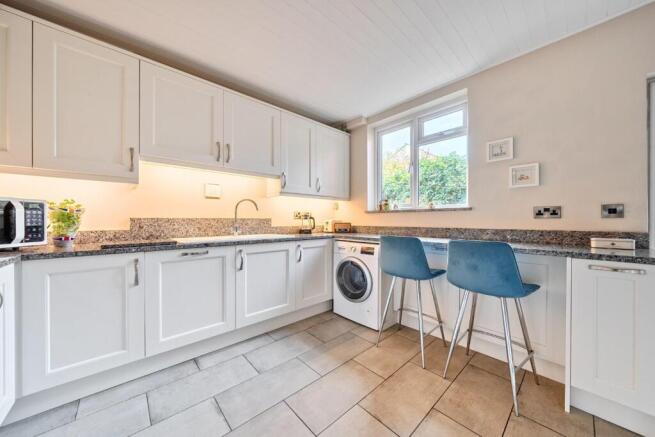 Kitchen with breakfast bar.jpg
