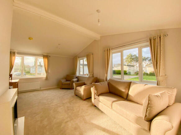 LIVING ROOM/DINER
