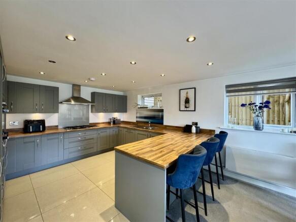 OPEN PLAN LIVING DINING KITCHEN