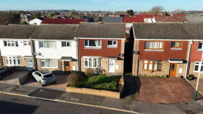 10, Owlets Hall Close, Hornchurch RM11 3TS