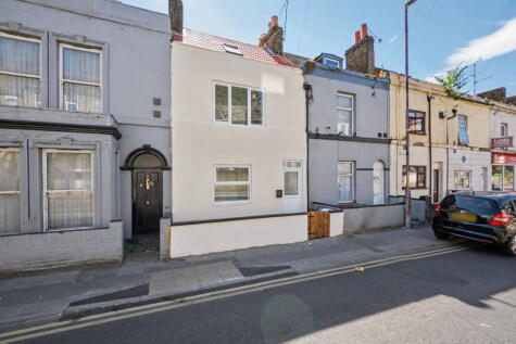 Flat 2, Luton Road, Chatham, Kent, ME4 5AA