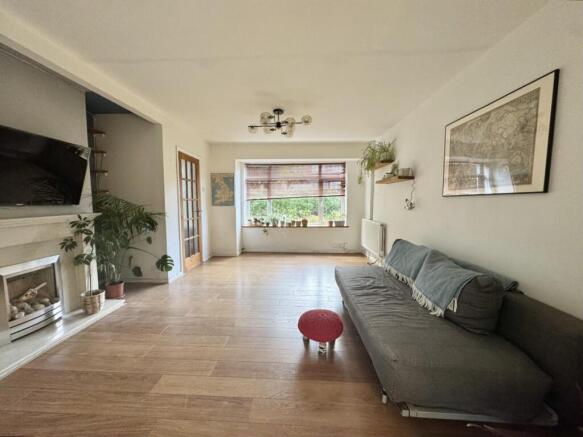 LOUNGE 2.jpg