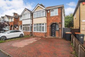 16, Worcester Road, Bedford MK42 0RY