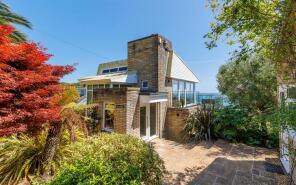 11, Castle Close, Ventnor PO38 1UD