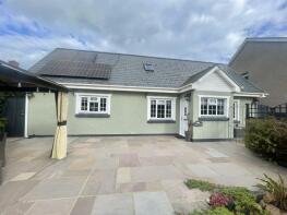 Castaway, Pendine Hill, Pendine, Carmarthen SA33 4PH