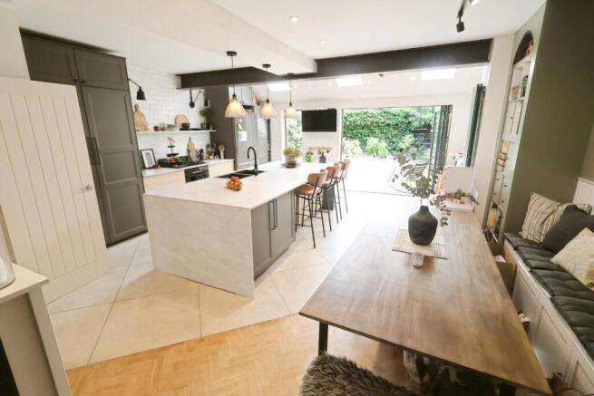 KITCHEN/DINING ROOM