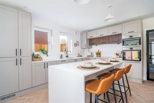 Kitchen & Breakfast Bar