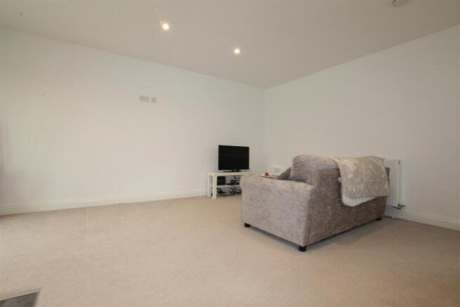 LOUNGE / DINING AREA