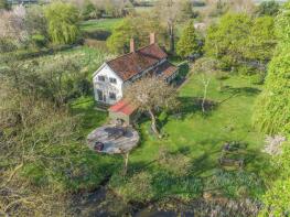Moat House, Walsham Road, Diss IP22 1PB