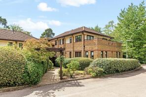 28, Maple Court, The Gables, Oxshott, Leatherhead KT22 0SD