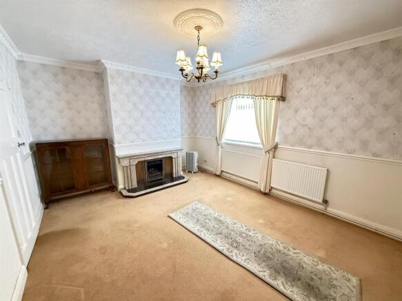 DINING/SITTING ROOM