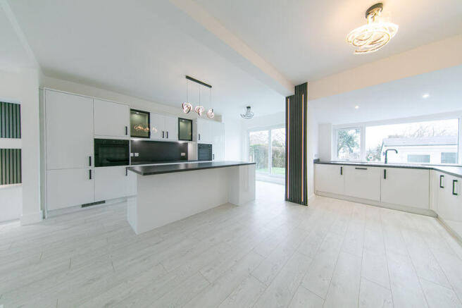 Kitchen & dining space