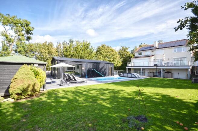 Pool/Bar/Entertainmnet