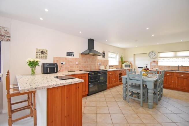 Kitchen/ Dining & Lounge Area