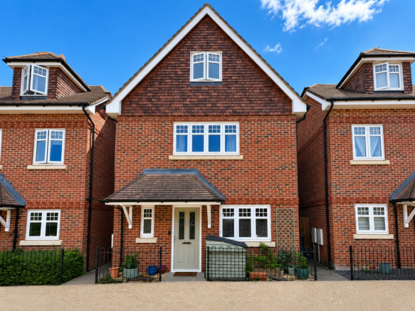 EweMove Estate Agents Basingstoke - 3 Stanton Cour