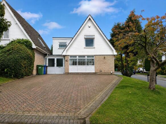 Horseshoe Drive - A 4 Bedroom link detached house