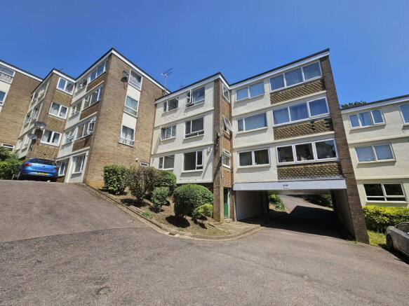 Priced to Sell! 2-Bed Apartment with Garage in Ri