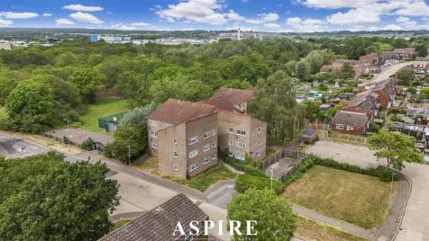 ***Extended Lease Of 178 years*** Victoria Road, Laindon SS15