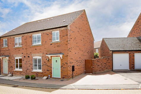 Hunts Field Drive Gretton, NN17 3GD