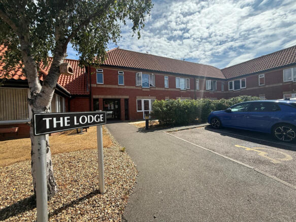 1 bed flat to rent Hall Crescent, Holland-On-Sea