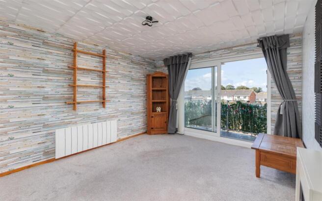Large sitting room with balcony