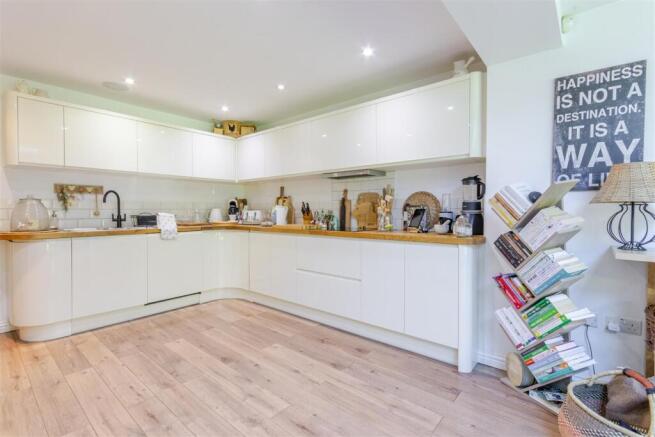 Kitchen 2.jpg